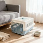 Cușcă de transport pentru câini și pisici, din polipropilenă, 48x32x29.5 cm, albastru/alb